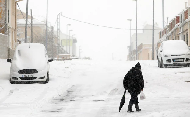 Un hombre camina por una calle de Vilafranca en Castellón durante la nevada del pasado enero/