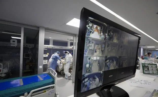 Trabajadores sanitarios en una unidad de cuidados intensivos de un hospital valenciano en un archivo de imagen. 