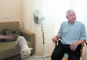 Miguel Lisarde en su casa de Yátova y con su simpático chucho. Nadie diría que este hombre acaba de cumplir cien años. ::                             TXEMA RODRÍGUEZ/